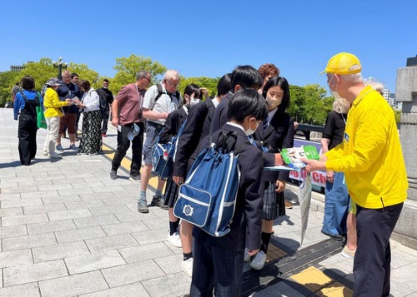 Image for article ژاپن: افرادی که از نشست جی7 در هیروشیما بازدید می‌کنند، دادخواست پایان دادن به آزار و شکنجه فالون دافا را امضا می‌کنند