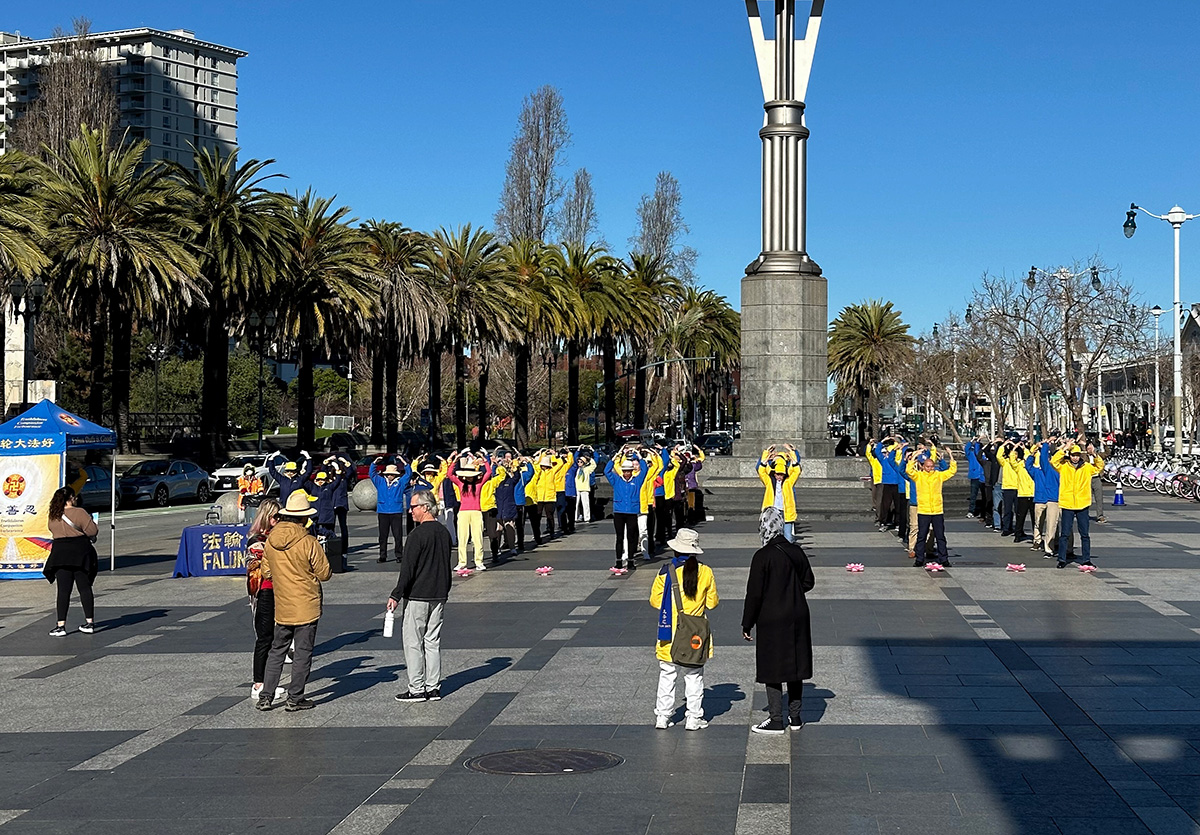 Image for article کالیفرنیا: افرادی در رویدادی در سان فرانسیسکو به یادگیری فالون دافا علاقه‌مند شدند