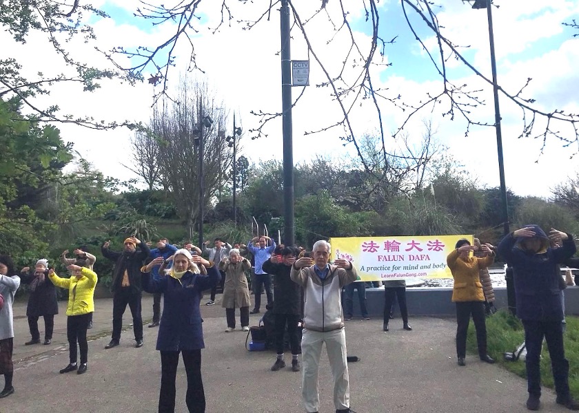 Image for article بریتانیا: افراد در پارکی در شرق لندن تحت تأثیر آرامش تمرین‌کنندگان فالون دافا قرار گرفتند