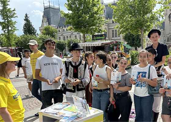 Image for article رومانی: حمایت مردم از تلاش‌های تمرین‌کنندگان فالون دافا برای پایان دادن به آزار و شکنجه