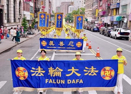 Image for article منهتن (نیویورک): راهپیمایی بزرگ، خواستار توقف آزار و شکنجه فالون گونگ در چین بود