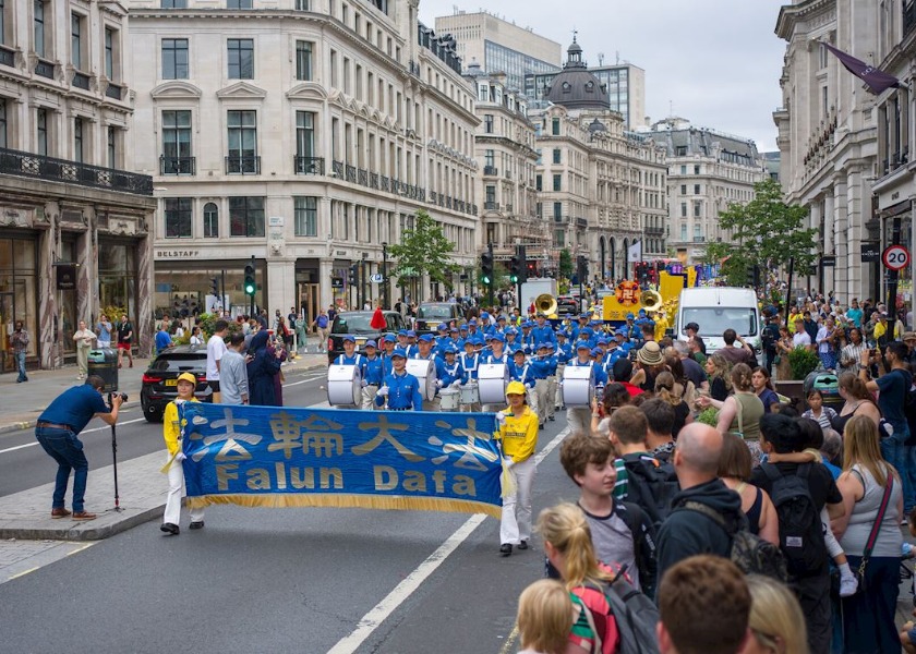 Image for article بریتانیا: تمرین‌کنندگان فالون گونگ راهپیمایی و تجمعی را برگزار و دادخواستی را به دفتر نخست‌وزیر ارائه کردند