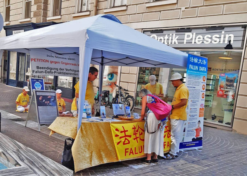 Image for article اتریش: مردم در کلاگن‌فورت، آزار و شکنجه را محکوم می‌کنند