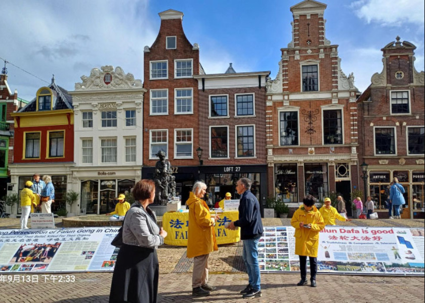 Image for article هلند: مردم در رویدادی در آلکمار، آزار و شکنجه فالون دافا را محکوم کردند