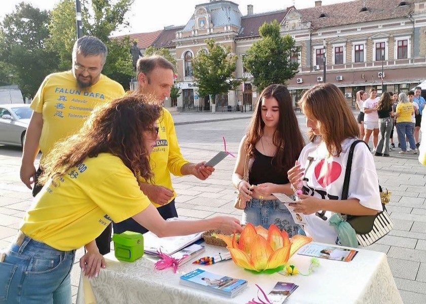 Image for article مردم در رویدادهای معرفی فالون دافا در رومانی، آزار و شکنجه را محکوم کردند