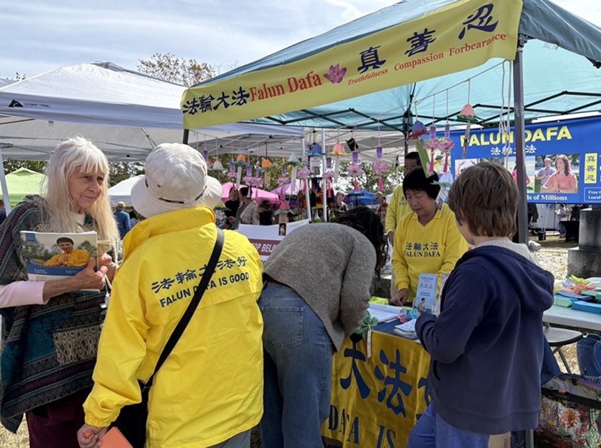 Image for article نیوهمپشایر، ایالات متحده: مردم در جشنواره سالانه برداشت محصول در شهر تمپل، با فالون دافا آشنا شدند