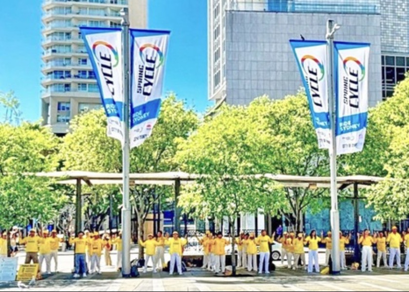 Image for article استرالیا: مردم در جریان رویدادی در سیدنی، از فالون دافا تمجید و تمرین‌کنندگان را تشویق کردند