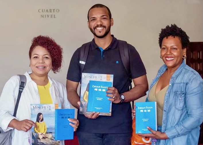 Image for article فالون دافا الهام‌بخش مخاطبان در تمام سنین در نمایشگاه کتاب جمهوری دومینیکن