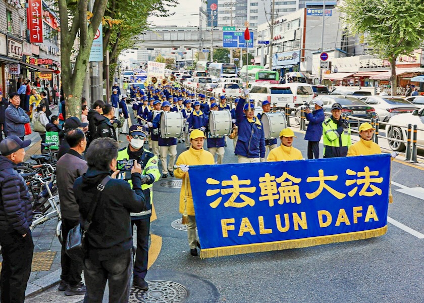 Image for article راهپیمایی در سئول، به‌مناسبت بزرگداشت خروج ۴۵۰میلیون چینی از سازمان‌های ح.ک.چ
