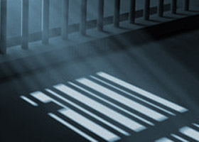 Image for article بانویی هفتادساله به‌طور مخفیانه به دو سال حبس محکوم و در زندان با رفتار خشونت‌آمیز مواجه شده است