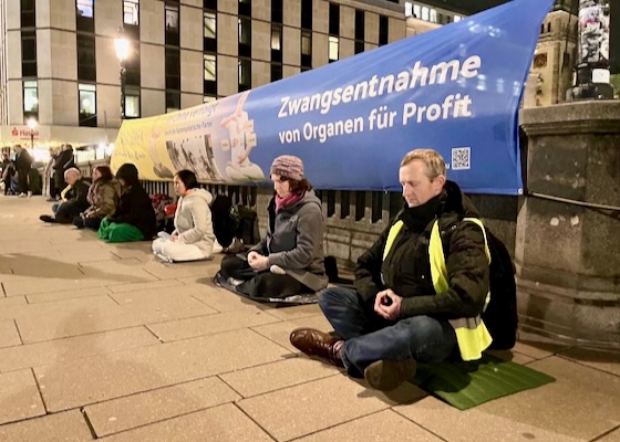 Image for article هامبورگ (آلمان): مراسم شمع‌افروزی در روز حقوق بشر، خواستار پایان دادن به آزار و شکنجه فالون گونگ شد