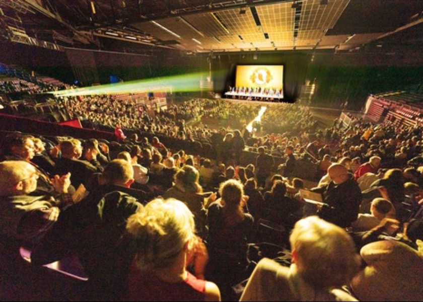 Image for article تماشاگران تئاتر در اروپا و ایالات متحده، در ایام تعطیلات، از شن یون لذت بردند: «زیبایی زندگی»