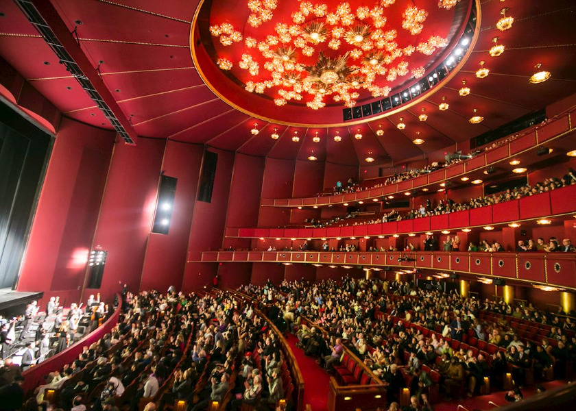 Image for article تماشاگران تئاتر در فرانسه، ایتالیا، لهستان، بریتانیا و ایالات متحده از شن‌ یون بهره‌مند شدند؛ «نیکی، مهربانی و عشق»