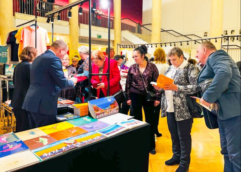 Image for article لودز، لهستان: خریداری کتاب جوآن فالون توسط تعداد بسیاری از تماشاگران اجراهای شن یون که تمام بلیت‌های آن‌ اجراها به فروش رفته بود