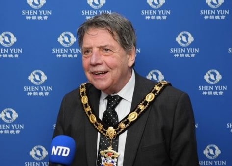 Image for article بریتانیا: شهردار لاندودنو تقدیرنامه‌ای برای هنرهای نمایشی شن یون صادر کرد