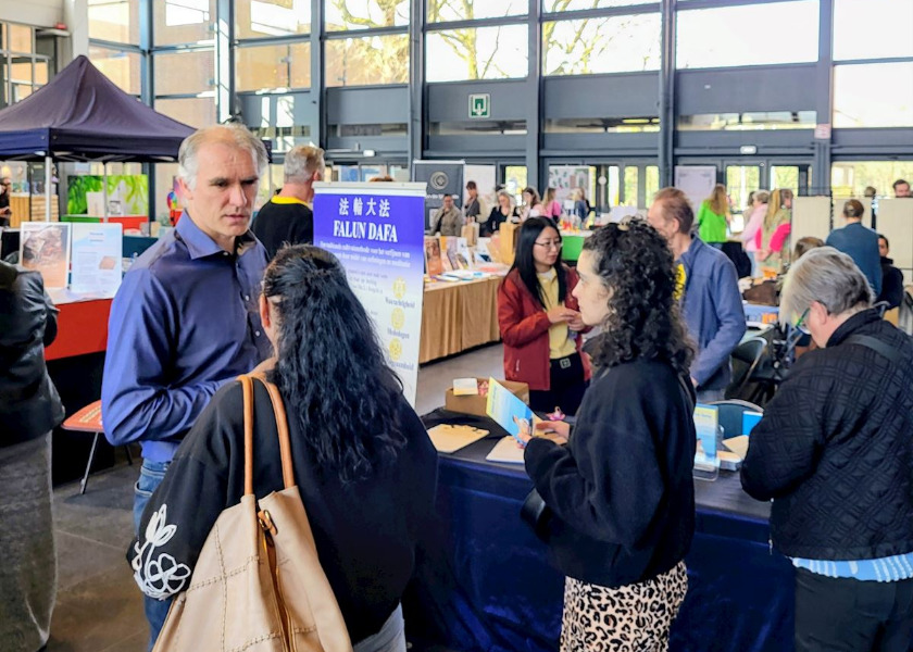 Image for article معرفی فالون دافا در نمایشگاه شکوفه‌های معنوی بهاری در بلژیک