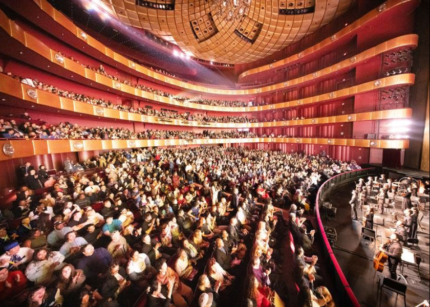 Image for article مقامات منتخب در اروپا و قاره آمریکا اجرای شن یون را تماشا کردند: «نمایشی غنی برای تمام حواس انسانی»