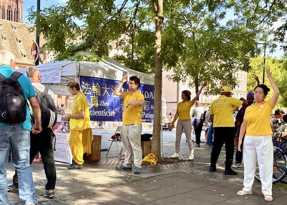 Image for article مردم در استراسبورگ (فرانسه)، دادخواست پایان‌دادن به آزار و شکنجه را امضا می‌کنند